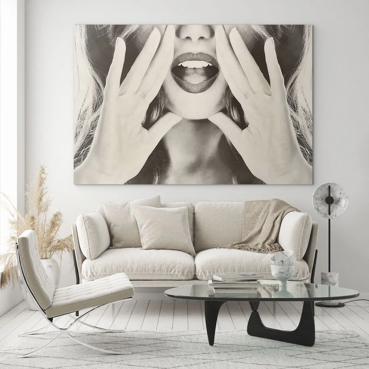 Glastavla - Bild på glas - En kvinna med läppstift på läpparna och händerna för ansiktet - 70x50cm - Jag kommer! - Modern väggdekoration för vardagsrum och sovrum ARTTOR