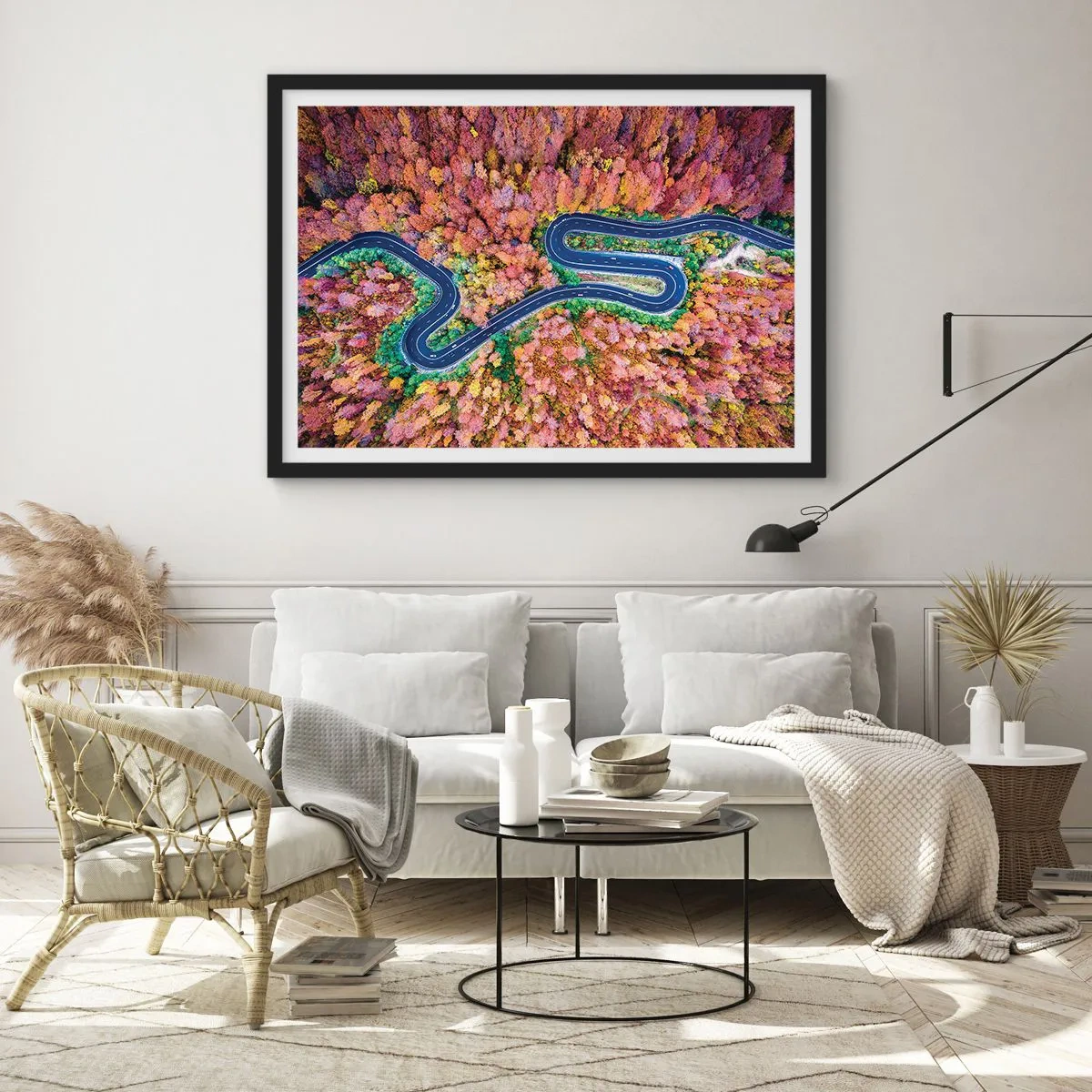 Affisch i svart ram - Slingrande väg genom skogen - 91x61 cm