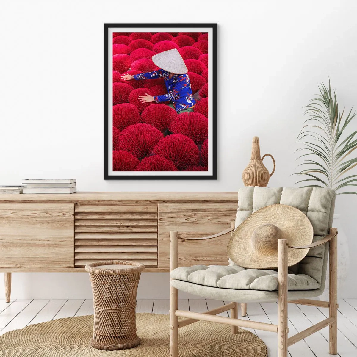 Affisch i svart ram - En figur i hatt mot en bakgrund av röda rökelsepinnar - 50x70cm - På ett risfält - Modern väggdekoration för vardagsrum och sovrum ARTTOR