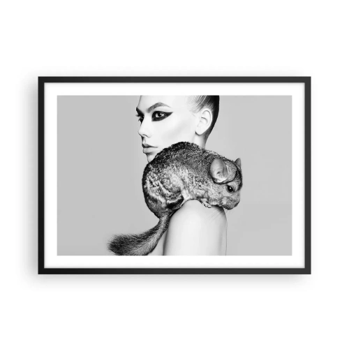 Affisch i svart ram - Dam med chinchilla - 70x50 cm