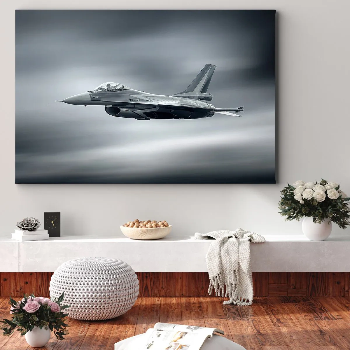 Canvastavla - Bild på duk - Ett jaktflygplan i flygning mot en molnig himmel - 70x50cm - Utmanar du? - Modern väggdekoration för vardagsrum och sovrum ARTTOR
