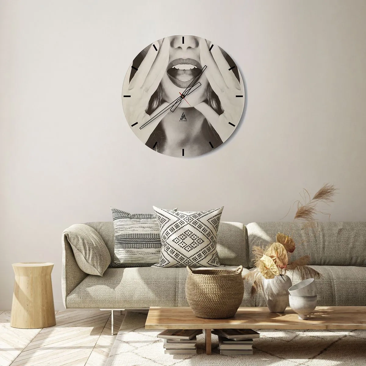 Väggklocka - Klocka på glas - Konstnärlig sepiabild av en kvinnas mun och händer - 30x30cm - Jag kommer! - Modern väggdekoration för vardagsrum, kök och sovrum ARTTOR