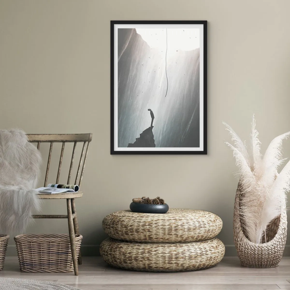 Affisch i svart ram - En figur på kanten av en klippa i avgrundens ljus - 50x70cm - Det finns alltid en väg ut - Modern väggdekoration för vardagsrum och sovrum ARTTOR