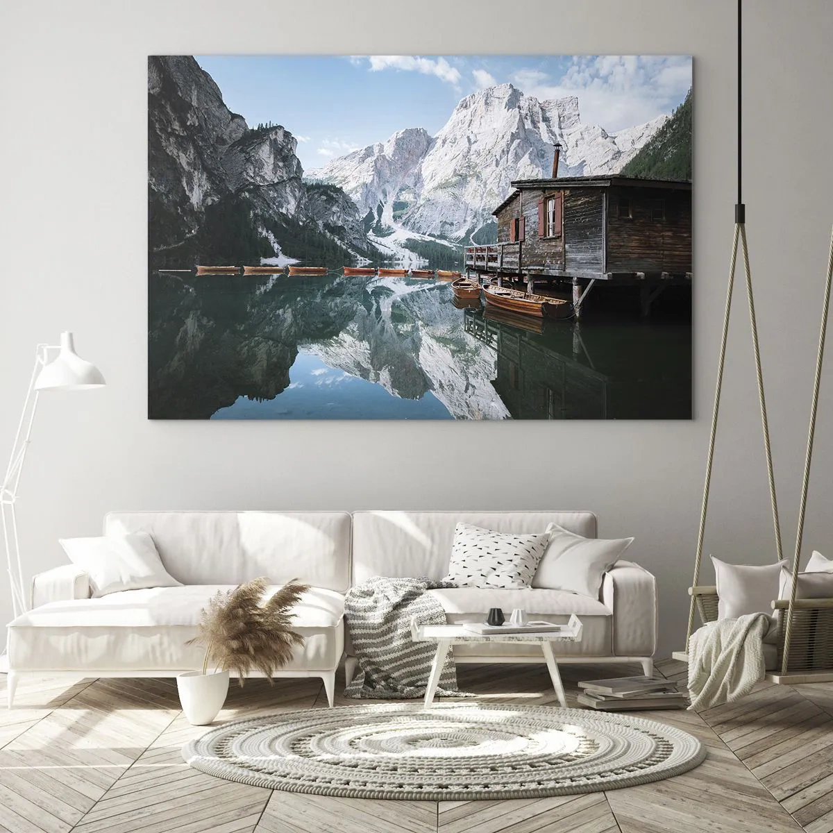 Glastavla - Bild på glas - Trähus och båtar på en lugn sjö i bergen - 70x50cm - Kristallklar fjällmorgon - Modern väggdekoration för vardagsrum och sovrum ARTTOR