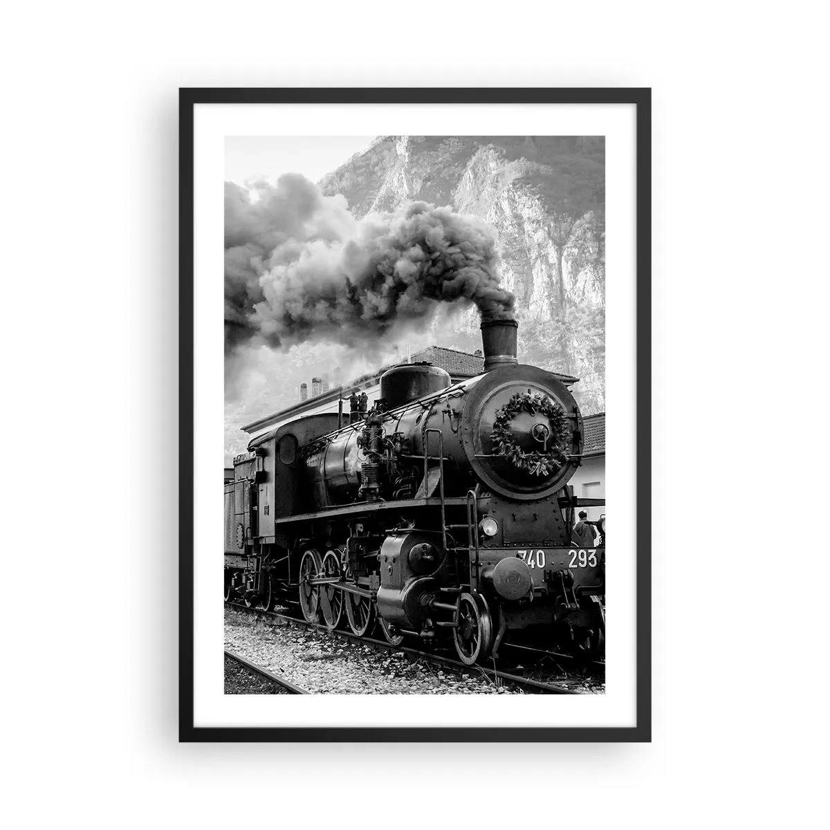 Affisch i svart ram - Ett ånglok med stigande ånga i en bergig miljö - 50x70cm - Det står ett lok på stationen... - Modern väggdekoration för vardagsrum och sovrum ARTTOR