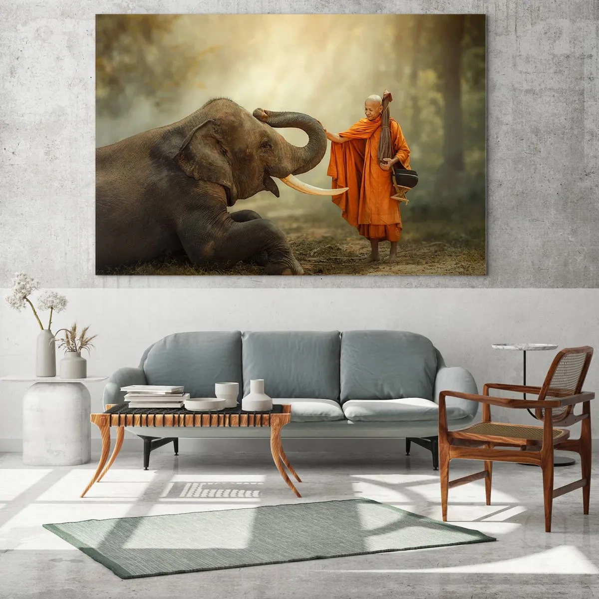 Glastavla - Bild på glas - En munk i orange kläder med en elefant i en naturlig miljö - 70x50cm - Ett möte under resan - Modern väggdekoration för vardagsrum och sovrum ARTTOR