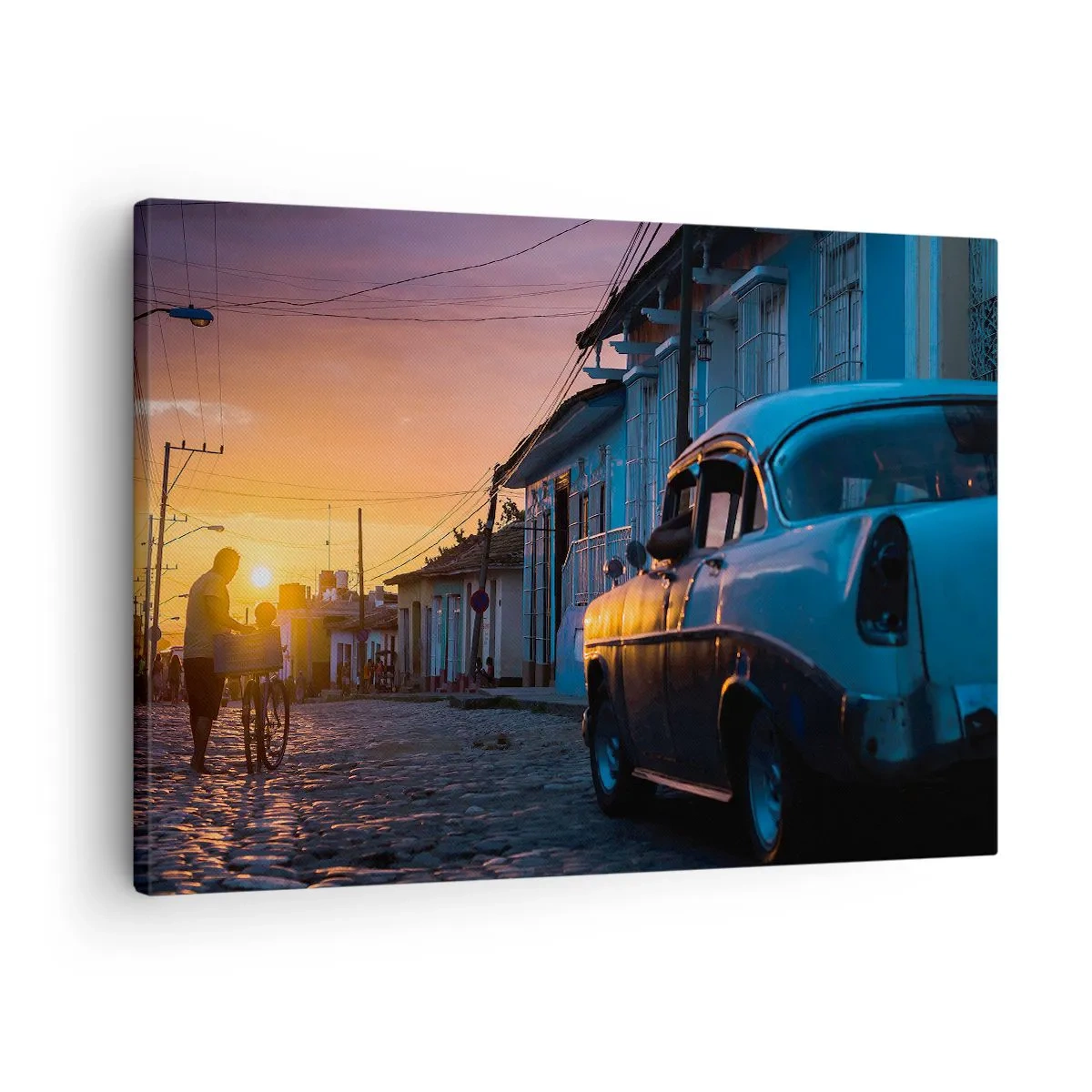 Canvastavla - Bild på duk - Retro bil och cykel på gatan i ljuset av den nedgående solen - 70x50cm - Här bromsar tiden - Modern väggdekoration för vardagsrum och sovrum ARTTOR