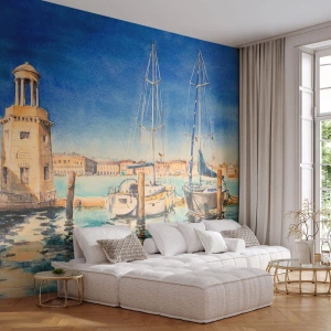Fototapet Standard Eco - Yachter förtöjda vid fyren med en medelhavsstad i bakgrunden - 100x70cm - Solig lagun - Modern väggdekoration för vardagsrum och sovrum ARTTOR