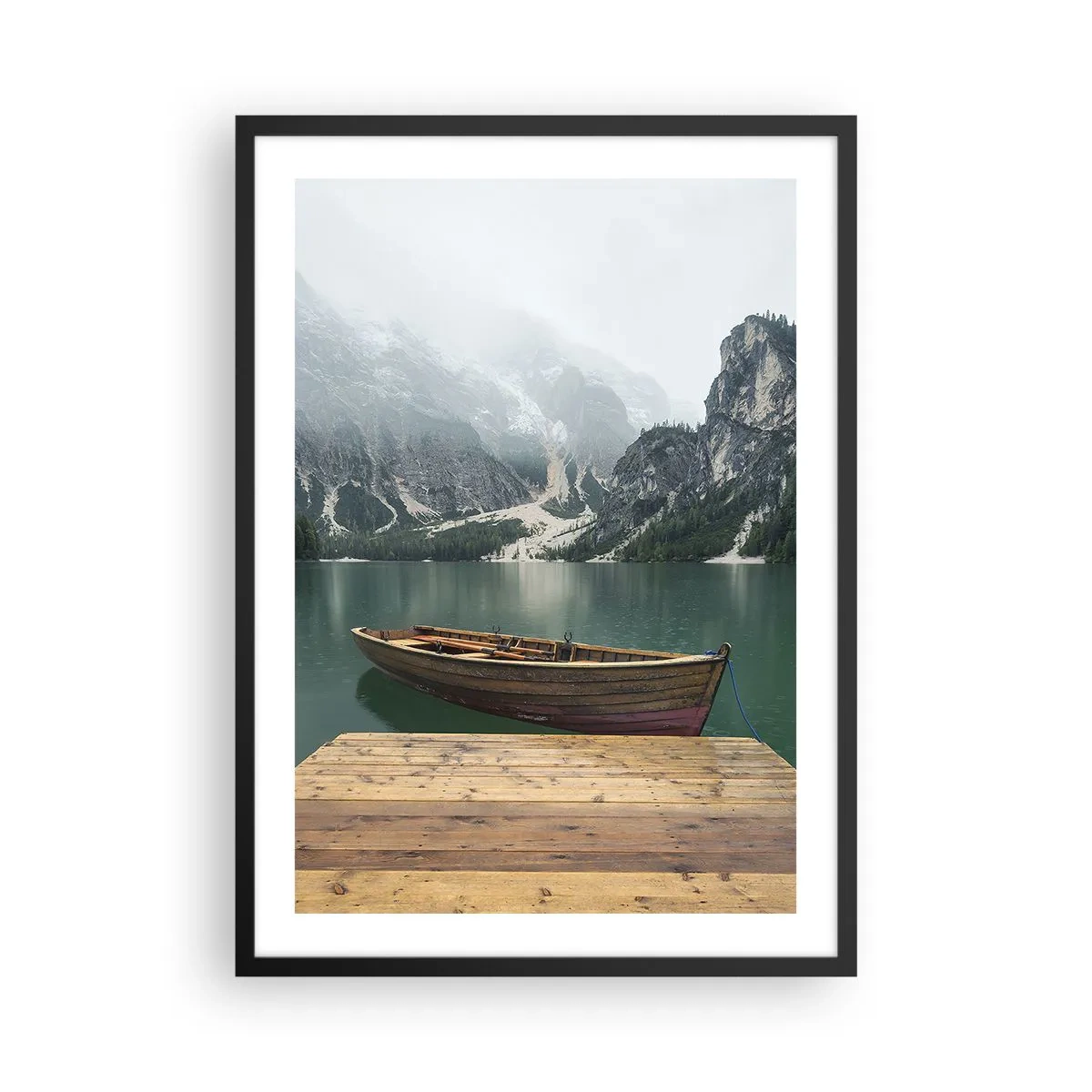 Affisch i svart ram - En båt vid piren med berg och en sjö i bakgrunden - 50x70cm - Naturens mäktighet - Modern väggdekoration för vardagsrum och sovrum ARTTOR