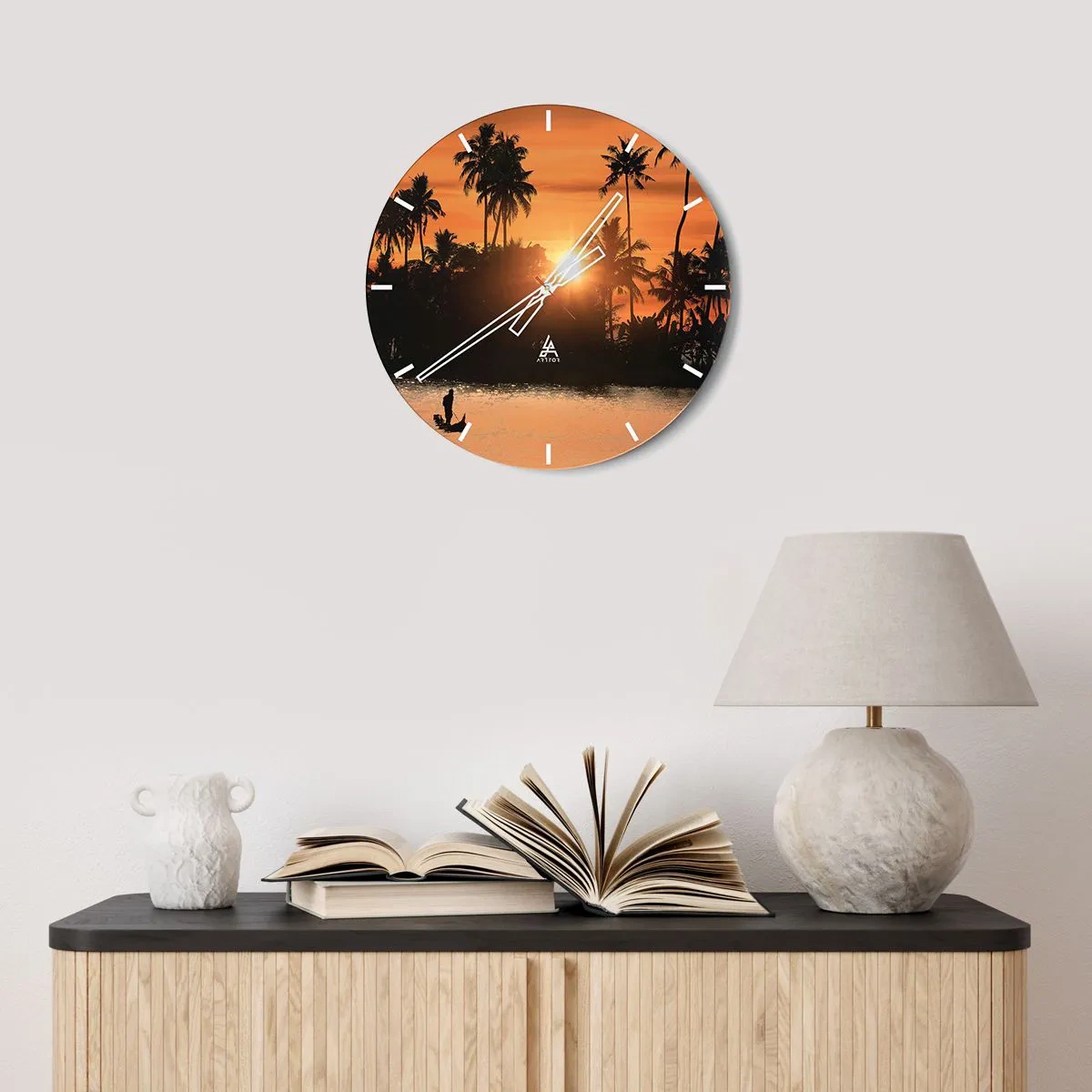 Väggklocka - Klocka på glas - Palmer vid solnedgången över lugnt vatten med silhuetten av en fiskare - 30x30cm - Dags att vila - Modern väggdekoration för vardagsrum, kök och sovrum ARTTOR