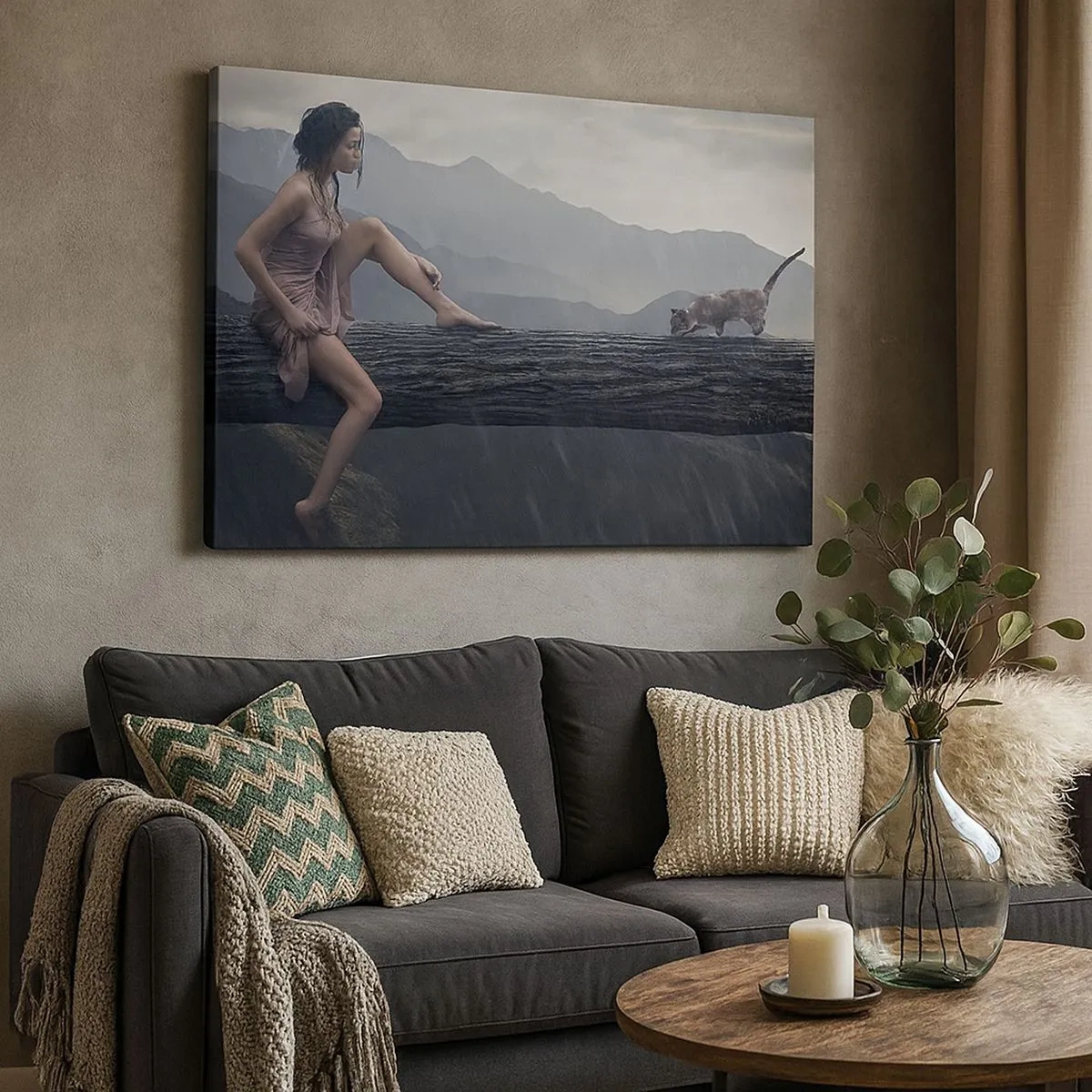 Canvastavla - Bild på duk - En kvinna och en katt på en trädstam i regnet med utsikt över bergen. - 70x50cm - Skönhetens topp - Modern väggdekoration för vardagsrum och sovrum ARTTOR