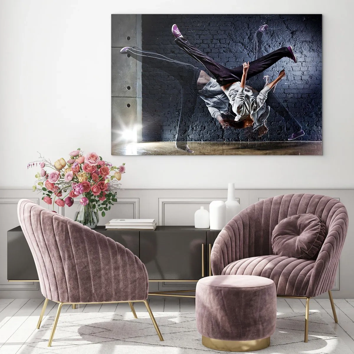 Glastavla - Bild på glas - Dynamisk dans mot bakgrund av en industriell vägg - 70x50cm - Gatans stjärna - Modern väggdekoration för vardagsrum och sovrum ARTTOR