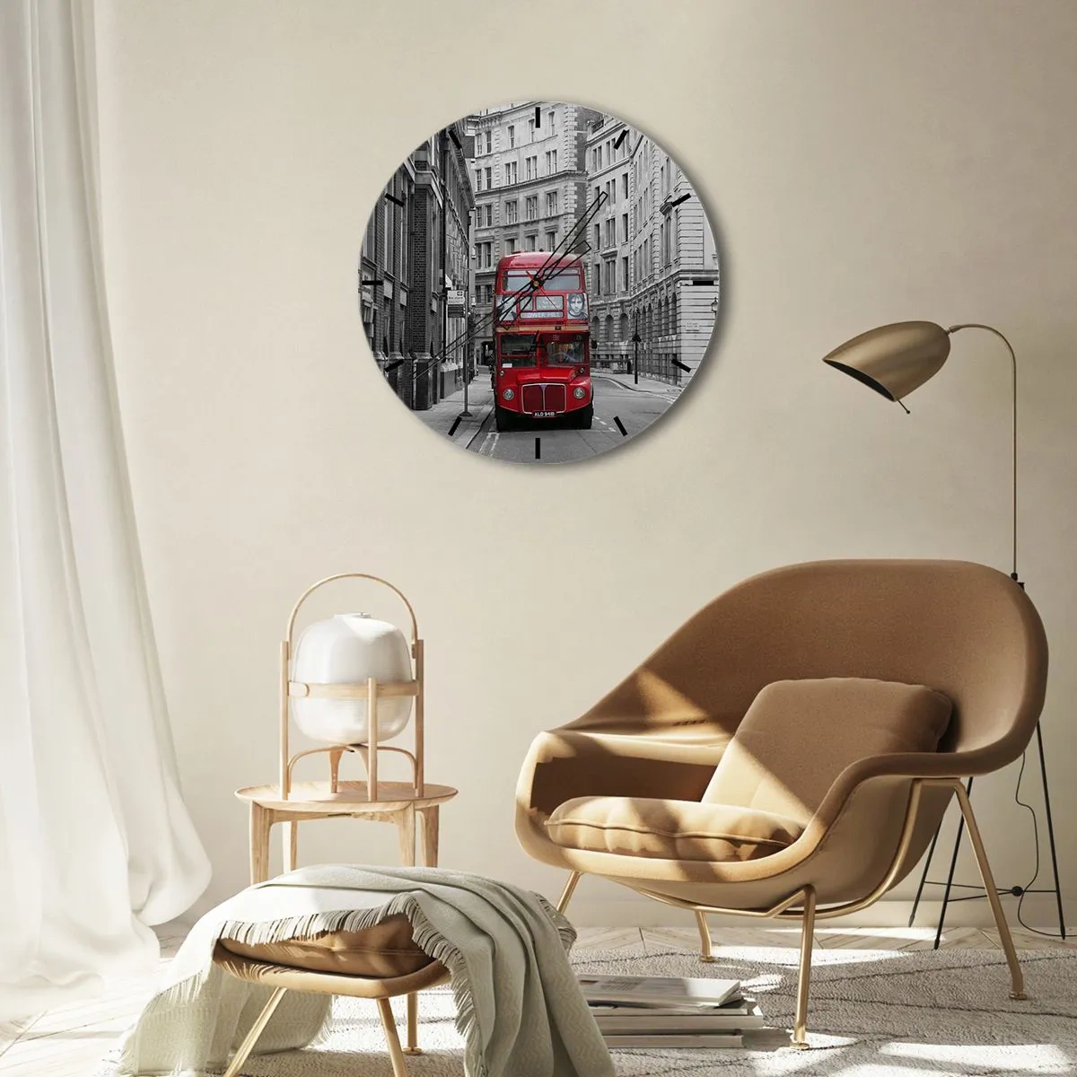 Väggklocka - Klocka på glas - En röd buss mot en bakgrund av svartvita byggnader. - 30x30cm - Vardagen behöver inte vara grå - Modern väggdekoration för vardagsrum, kök och sovrum ARTTOR