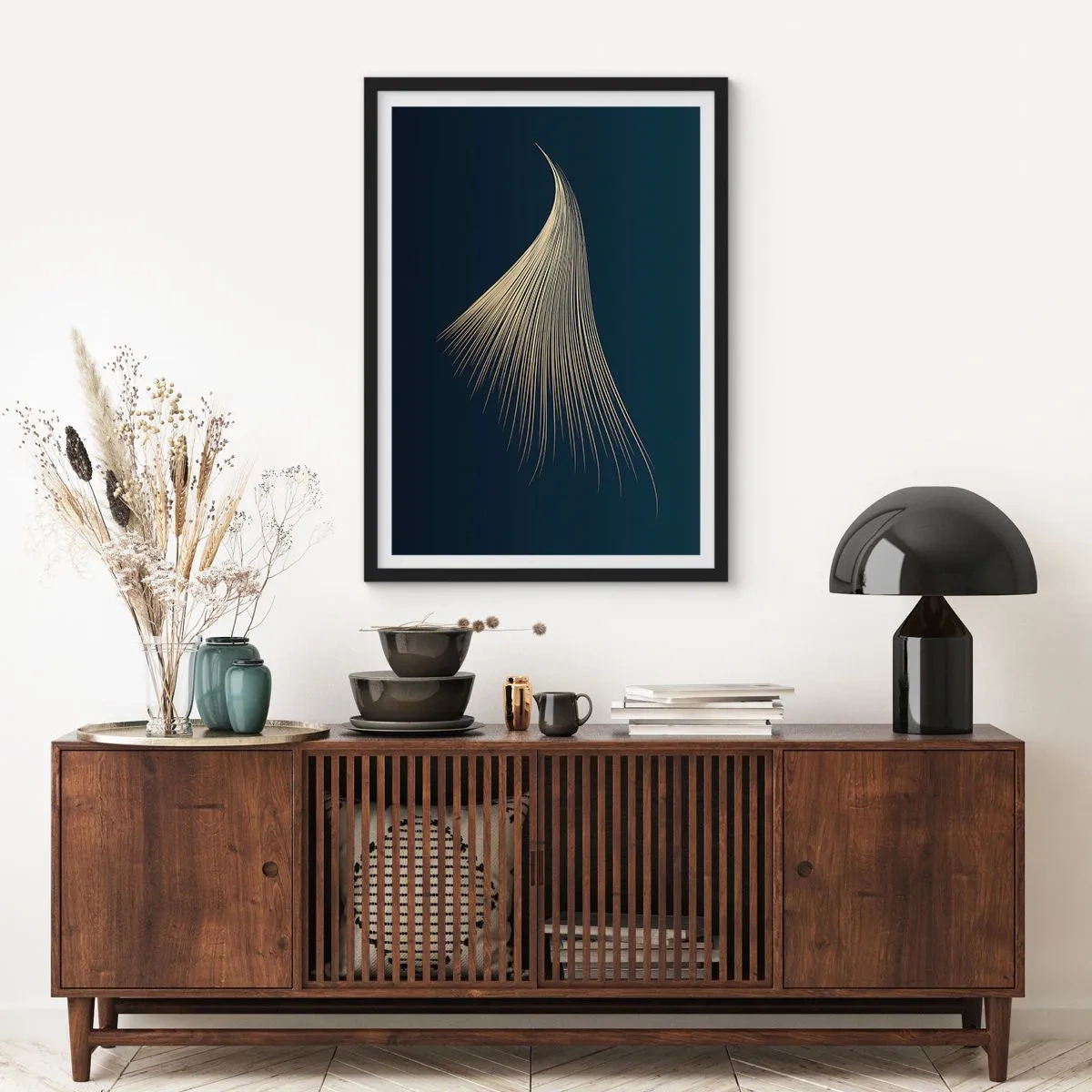 Affisch i svart ram - En gyllene abstrakt form som liknar ett hårstrå på en marinblå bakgrund. - 50x70cm - Som en ängels hårstrå - Modern väggdekoration för vardagsrum och sovrum ARTTOR
