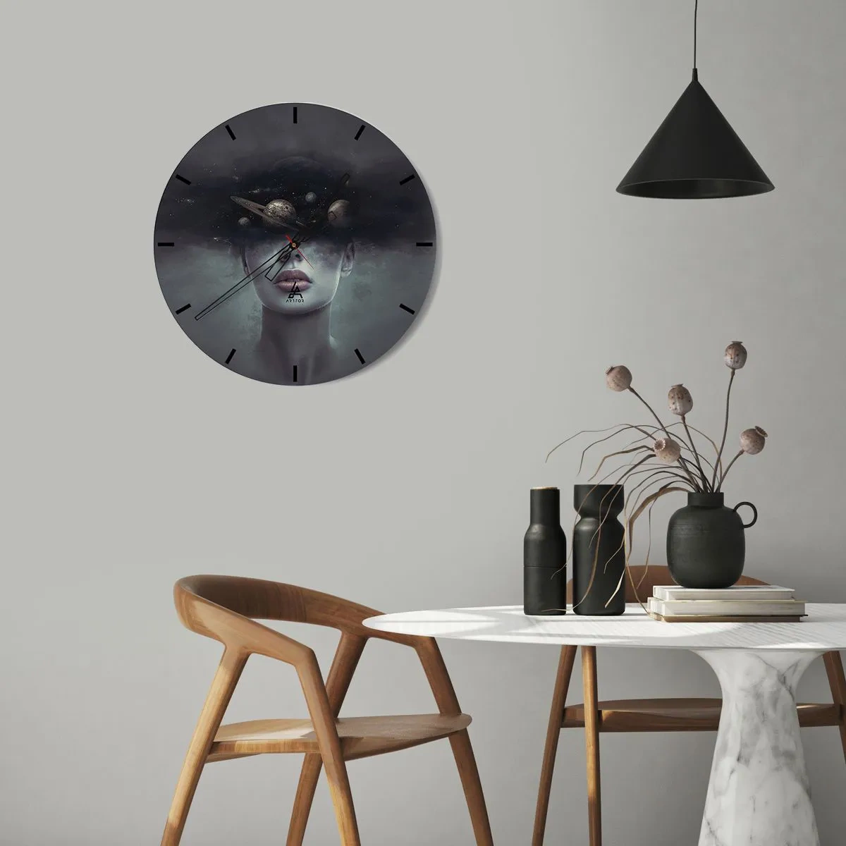 Väggklocka - Klocka på glas - En kosmisk komposition av planeter i en kvinnas huvud mot en mörk bakgrund. - 30x30cm - Och planeterna blir galna... - Modern väggdekoration för vardagsrum, kök och sovrum ARTTOR