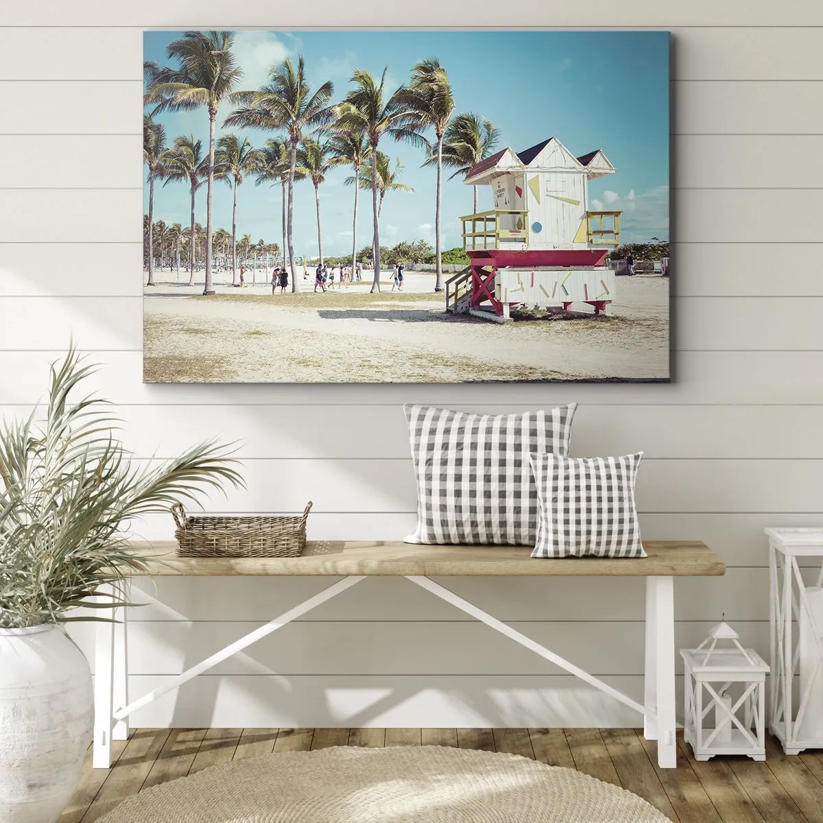 Canvastavla - Bild på duk - En strand med palmer och ett livräddartorn i bakgrunden - 70x50cm - En vacker dag framför dig - Modern väggdekoration för vardagsrum och sovrum ARTTOR