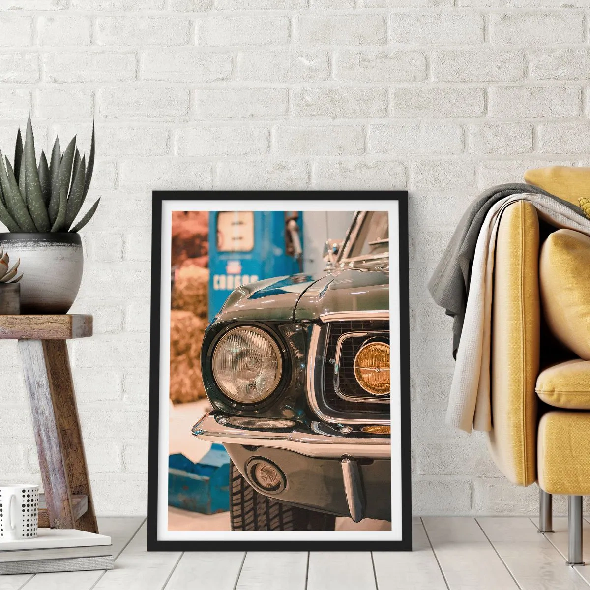 Affisch i svart ram - Närbild av en klassisk retro bilstrålkastare - 50x70cm - Ett möte med legenden - Modern väggdekoration för vardagsrum och sovrum ARTTOR