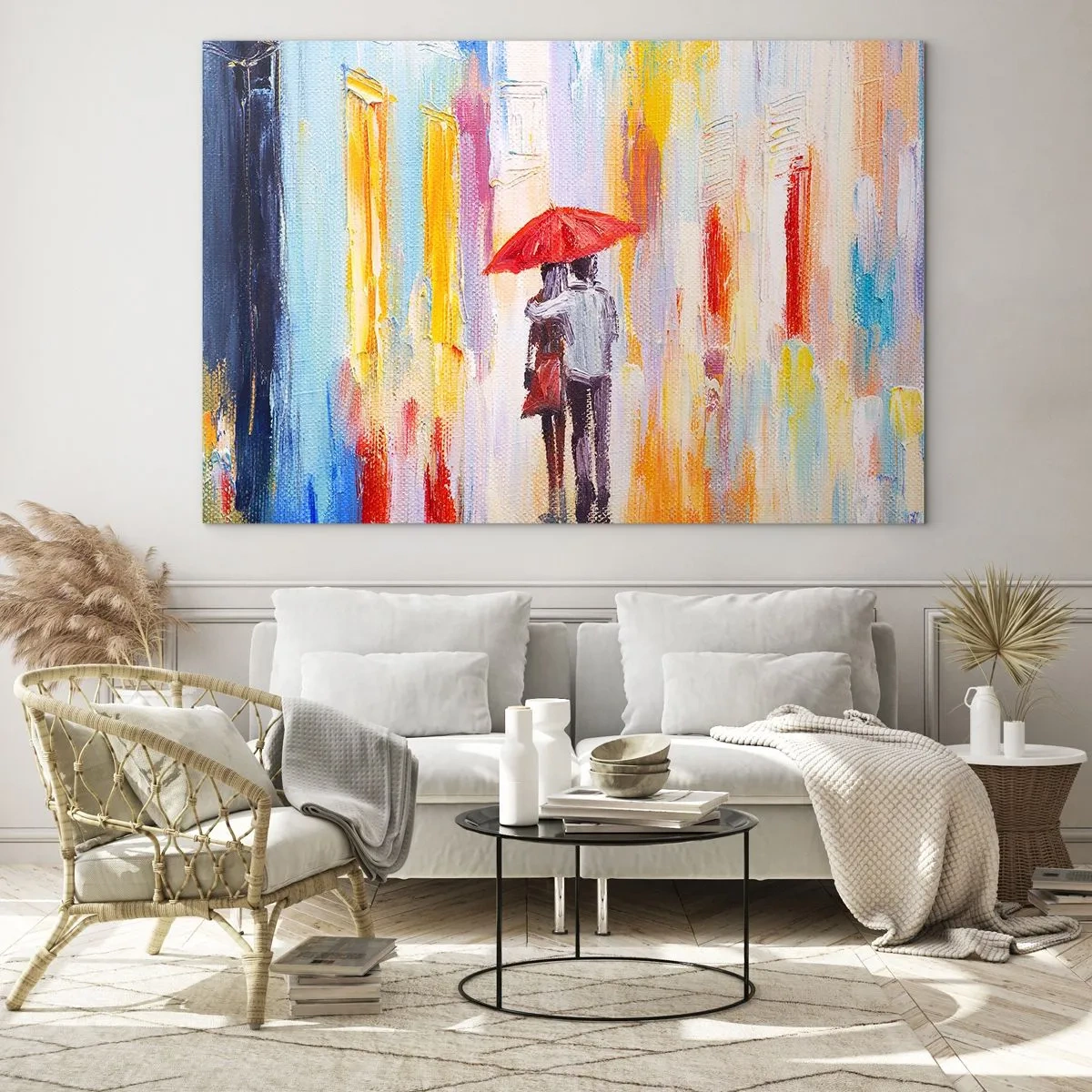 Glastavla - Bild på glas - Ett par som håller ett rött paraply i regnet mot en färgglad gata. - 70x50cm - Må det fortsätta regna - Modern väggdekoration för vardagsrum och sovrum ARTTOR