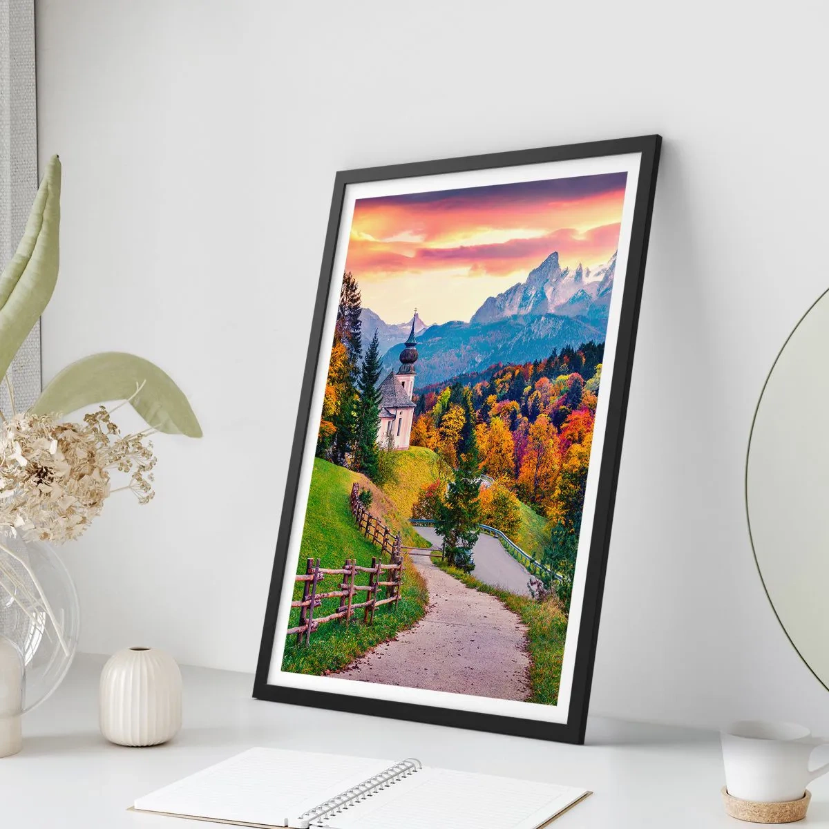 Affisch i svart ram - Bergskapell bland höstträd vid solnedgången - 50x70cm - Landskap som en målning - Modern väggdekoration för vardagsrum och sovrum ARTTOR