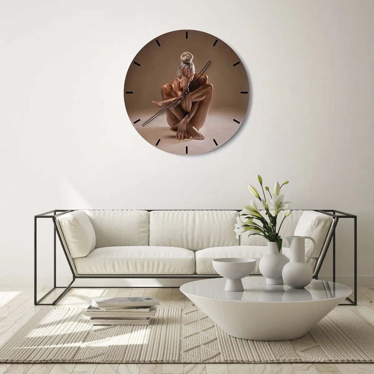 Väggklocka - Klocka på glas - En kvinna i en konstnärlig pose mot en neutral bakgrund - 30x30cm - Kroppens och själens enighet - Modern väggdekoration för vardagsrum, kök och sovrum ARTTOR