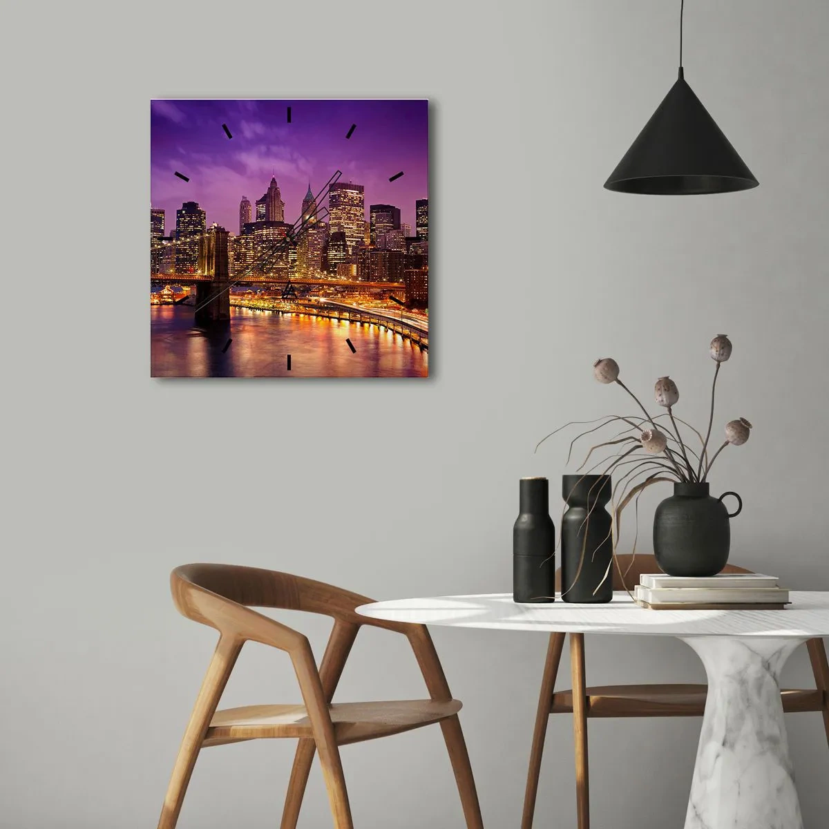 Väggklocka - Klocka på glas - Manhattan i violett och guld - 40x40 cm
