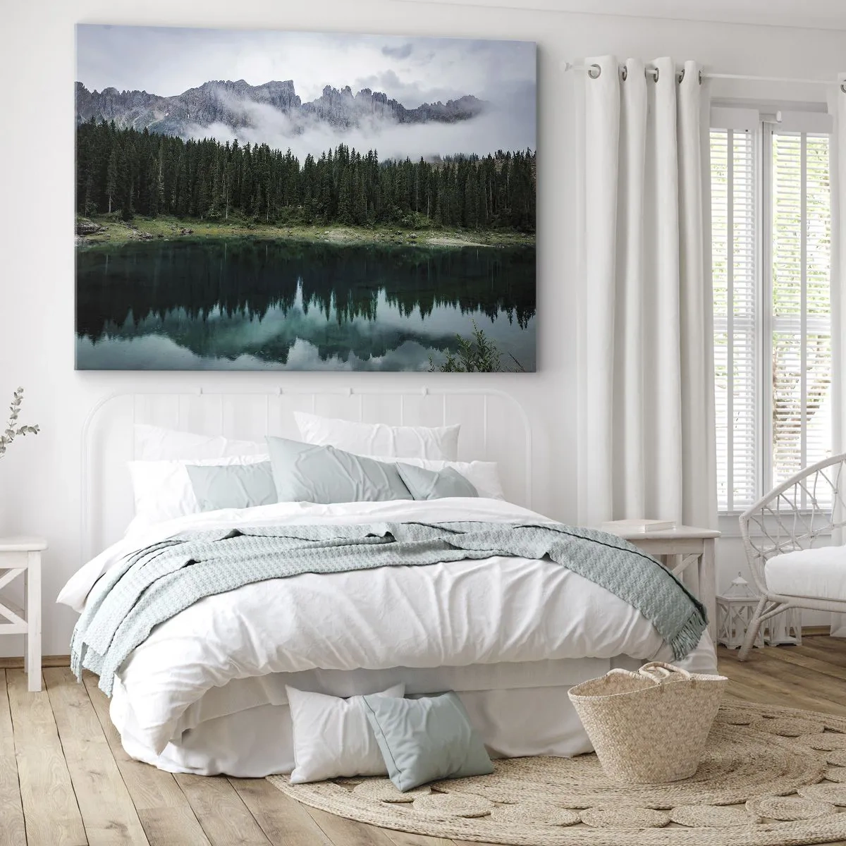 Canvastavla - Bild på duk - Ett bergslandskap med en skog och en sjö som speglar himlen - 70x50cm - Tyst, tyst, väck inte sovande vatten... - Modern väggdekoration för vardagsrum och sovrum ARTTOR