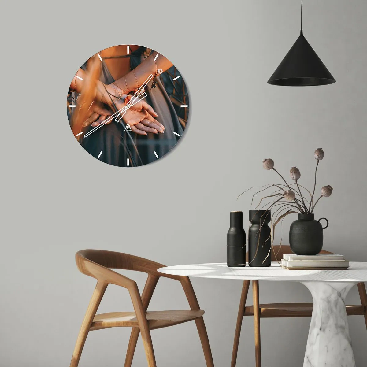 Väggklocka - Klocka på glas - Närbild av knäppta händer sammanflätade med växter - 30x30cm - Bunden till naturen - Modern väggdekoration för vardagsrum, kök och sovrum ARTTOR