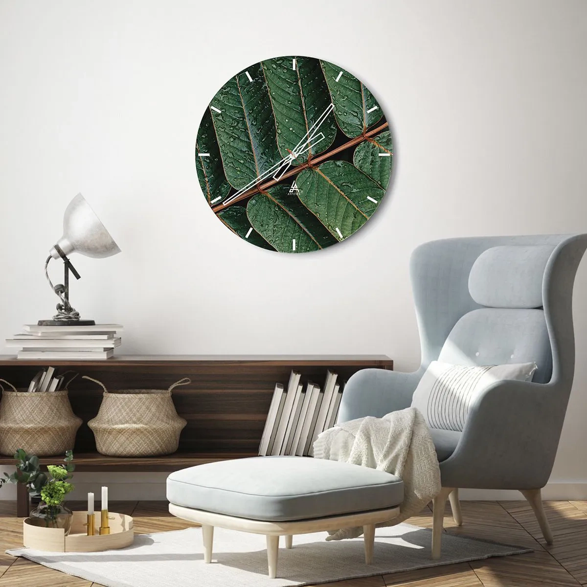 Väggklocka - Klocka på glas - Närbild av löv med vattendroppar mot en mörk bakgrund - 30x30cm - I den gröna rytmen - Modern väggdekoration för vardagsrum, kök och sovrum ARTTOR