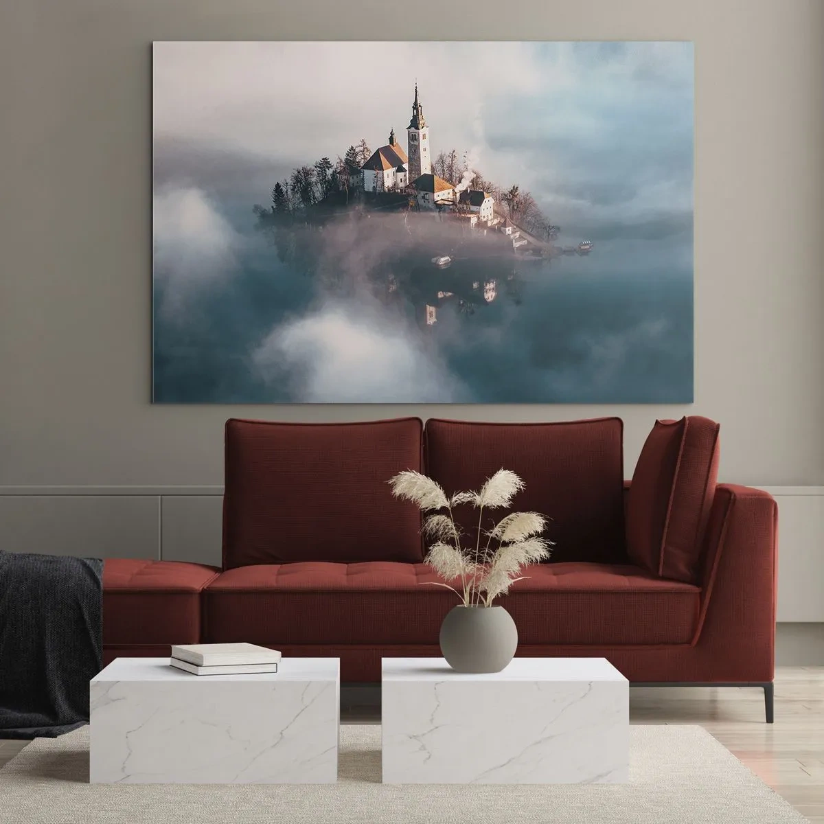 Glastavla - Bild på glas - En ö med en kyrka omgiven av dimma vid en lugn sjö - 70x50cm - Drömö - Modern väggdekoration för vardagsrum och sovrum ARTTOR