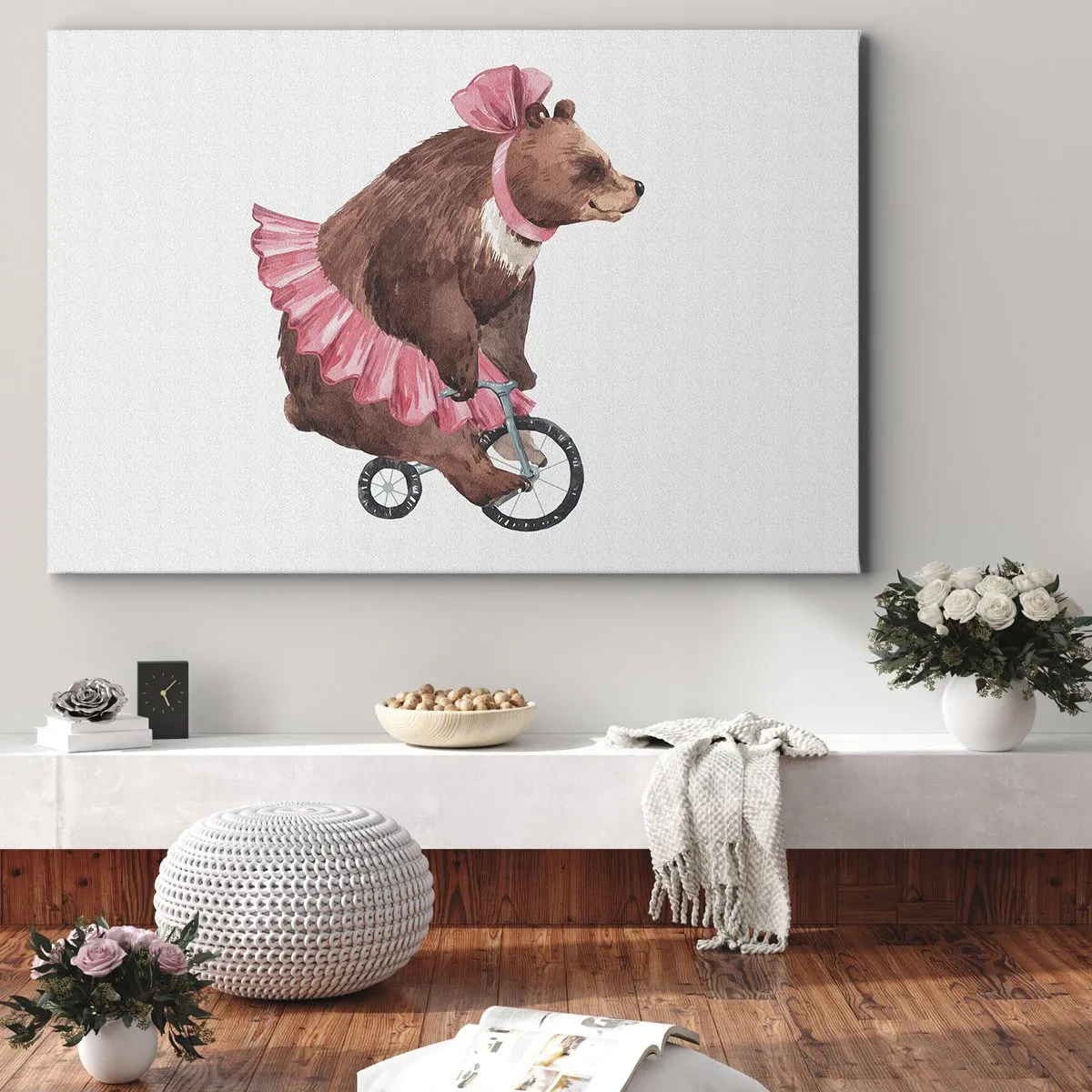 Canvastavla - Bild på duk - En nallebjörn i rosa kjol på en retrocykel - 70x50cm - Vilken cirkus! - Modern väggdekoration för vardagsrum och sovrum ARTTOR
