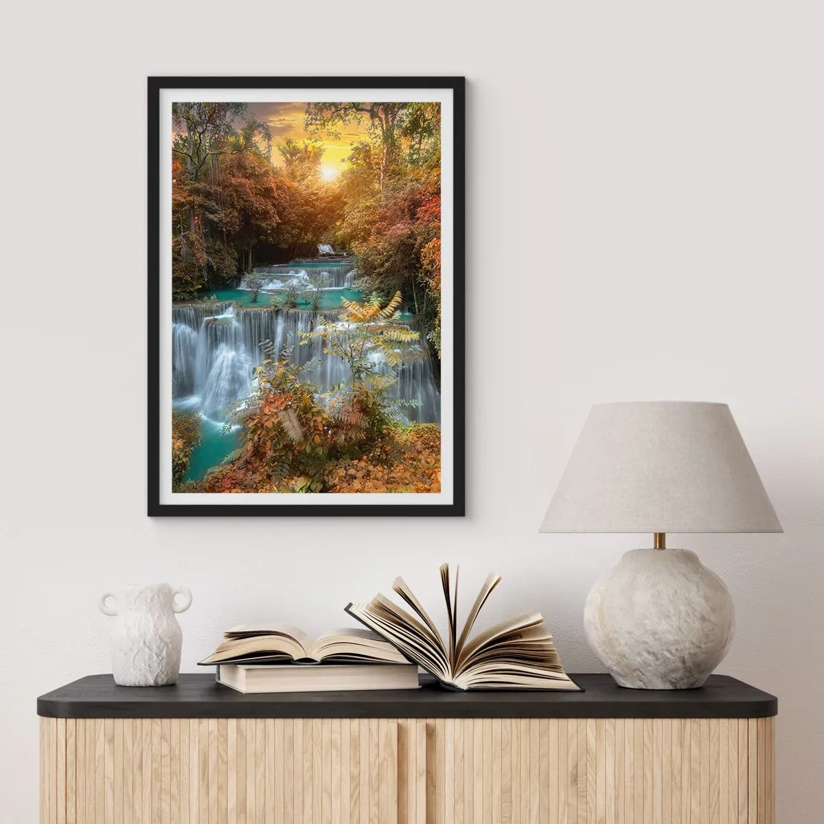 Affisch i svart ram - Ett vattenfall omgivet av höstträd vid solnedgången - 50x70cm - Skogens skatt - Modern väggdekoration för vardagsrum och sovrum ARTTOR