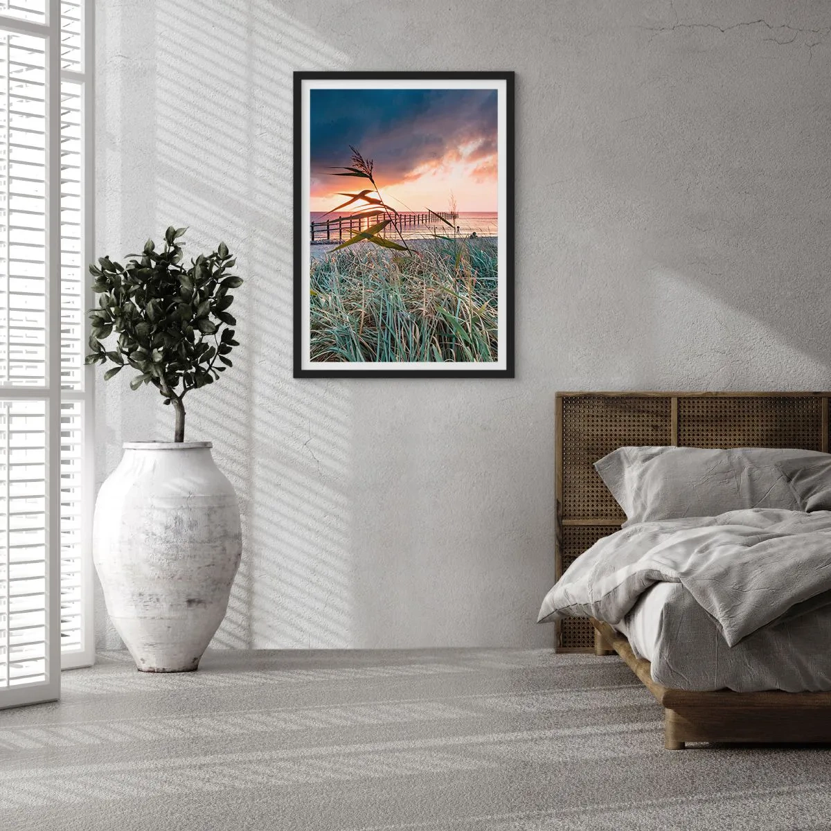 Affisch i svart ram - En pir vid havet omgiven av gräs under solnedgången - 50x70cm - Försvinner inte med vinden - Modern väggdekoration för vardagsrum och sovrum ARTTOR