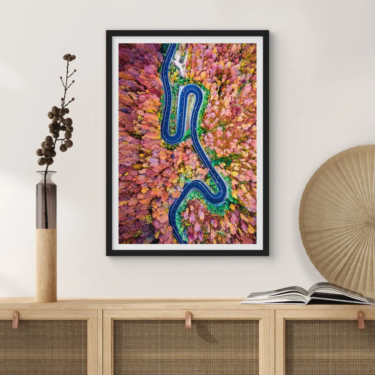 Affisch i svart ram - En slingrande väg i en höstskog sedd från ett fågelperspektiv - 50x70cm - Slingrande väg genom skogen - Modern väggdekoration för vardagsrum och sovrum ARTTOR