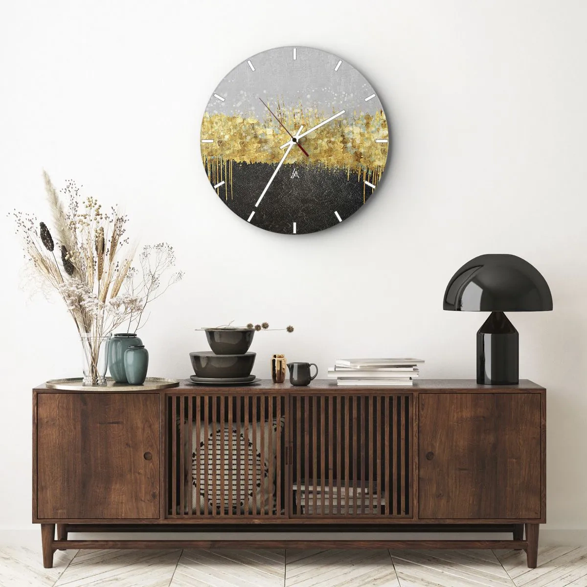 Väggklocka - Klocka på glas - Gyllene reflektioner i en konstnärlig komposition mot en svart och grå bakgrund - 30x30cm - Inåt och uppåt - Modern väggdekoration för vardagsrum, kök och sovrum ARTTOR