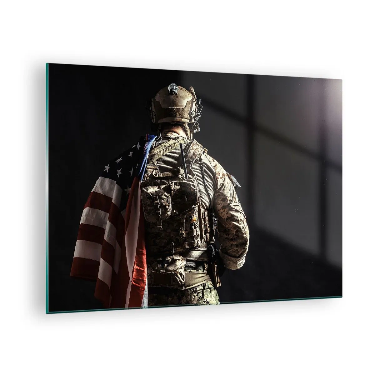 Glastavla - Bild på glas - En soldat med en amerikansk flagga mot en mörk bakgrund - 70x50cm - Just därför - Modern väggdekoration för vardagsrum och sovrum ARTTOR