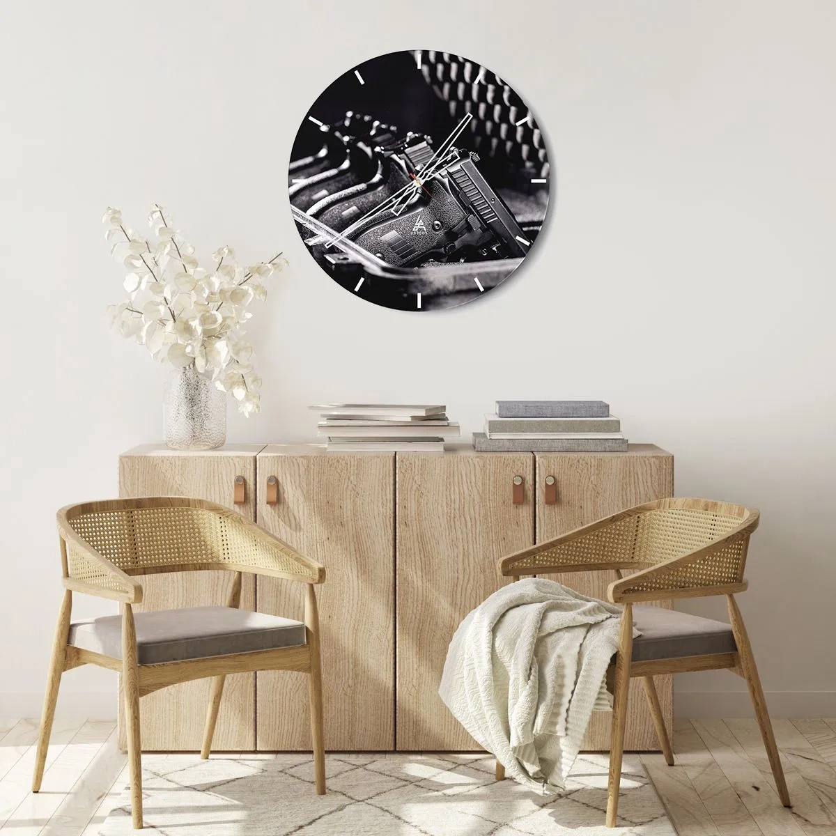 Väggklocka - Klocka på glas - Svartvitt motiv med skjutvapendetaljer - 30x30cm - Manlig idrott - Modern väggdekoration för vardagsrum, kök och sovrum ARTTOR