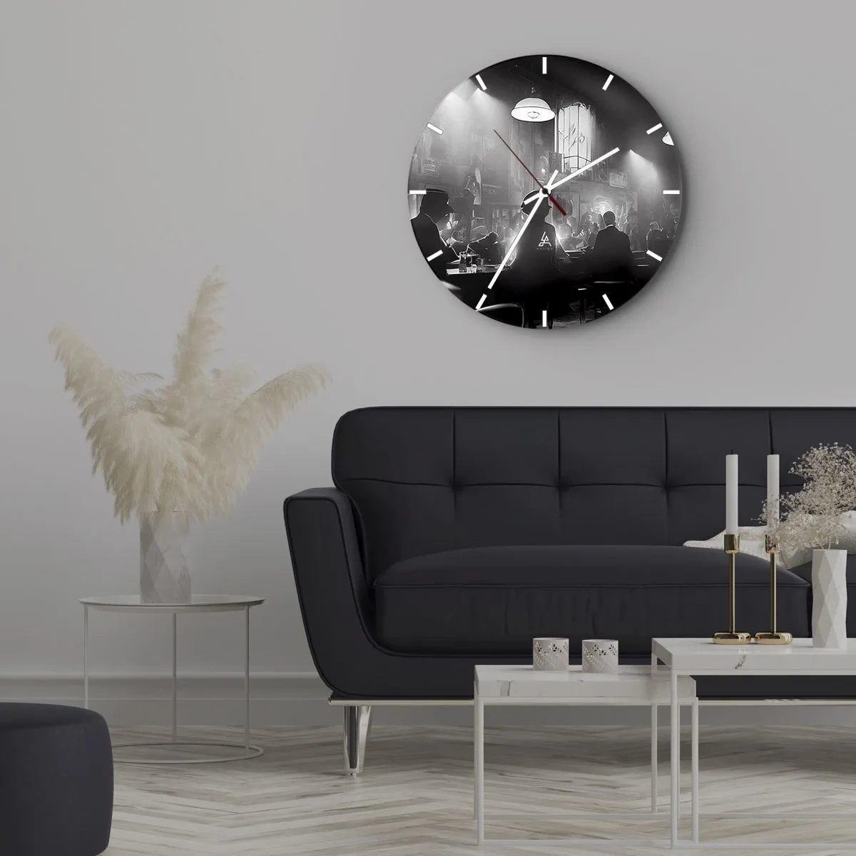 Väggklocka - Klocka på glas - Svartvit scen från en jazzklubb med silhuetter av gäster - 30x30cm - I en jazzig stämning - Modern väggdekoration för vardagsrum, kök och sovrum ARTTOR