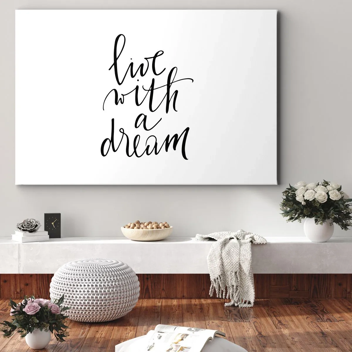 Canvastavla - Bild på duk - En minimalistisk målning med orden "lev med en dröm" i svart mot vit bakgrund. - 70x50cm - Of course - Modern väggdekoration för vardagsrum och sovrum ARTTOR