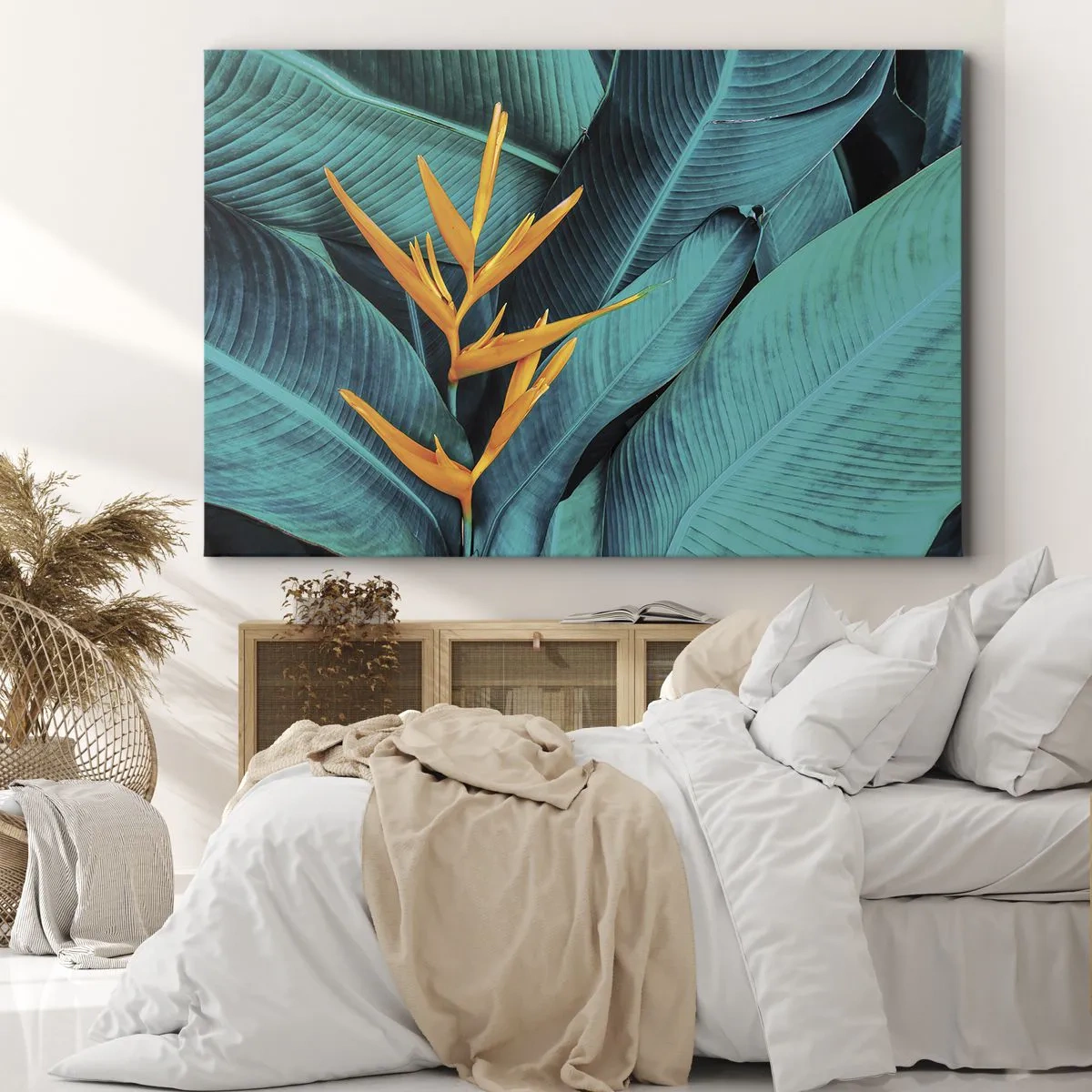 Canvastavla - Bild på duk - En exotisk blomma mot en bakgrund av bananblad i turkosa nyanser. - 70x50cm - Edens blomma - Modern väggdekoration för vardagsrum och sovrum ARTTOR