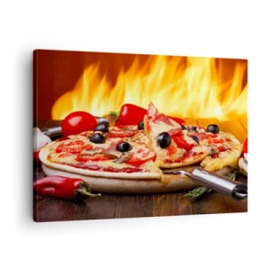 Canvastavla - Bild på duk - Pizza med oliver, tomater och paprika mot en bakgrund av lågor - 70x50cm - From Italy with love - Modern väggdekoration för vardagsrum och sovrum ARTTOR