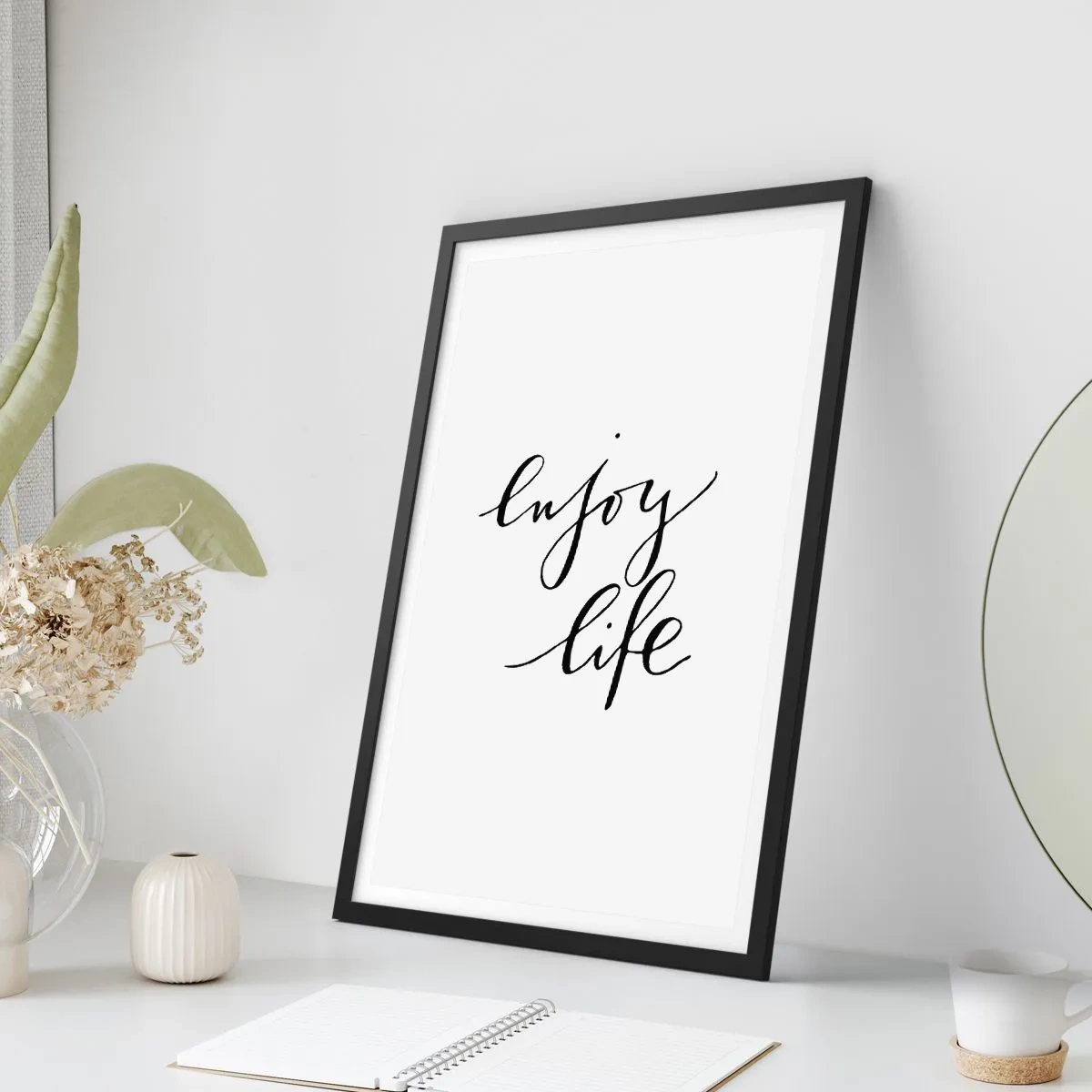 Affisch i svart ram - Minimalistisk inskription "Njut av livet" i svartvitt - 50x70cm - Ingenting att tillägga… - Modern väggdekoration för vardagsrum och sovrum ARTTOR