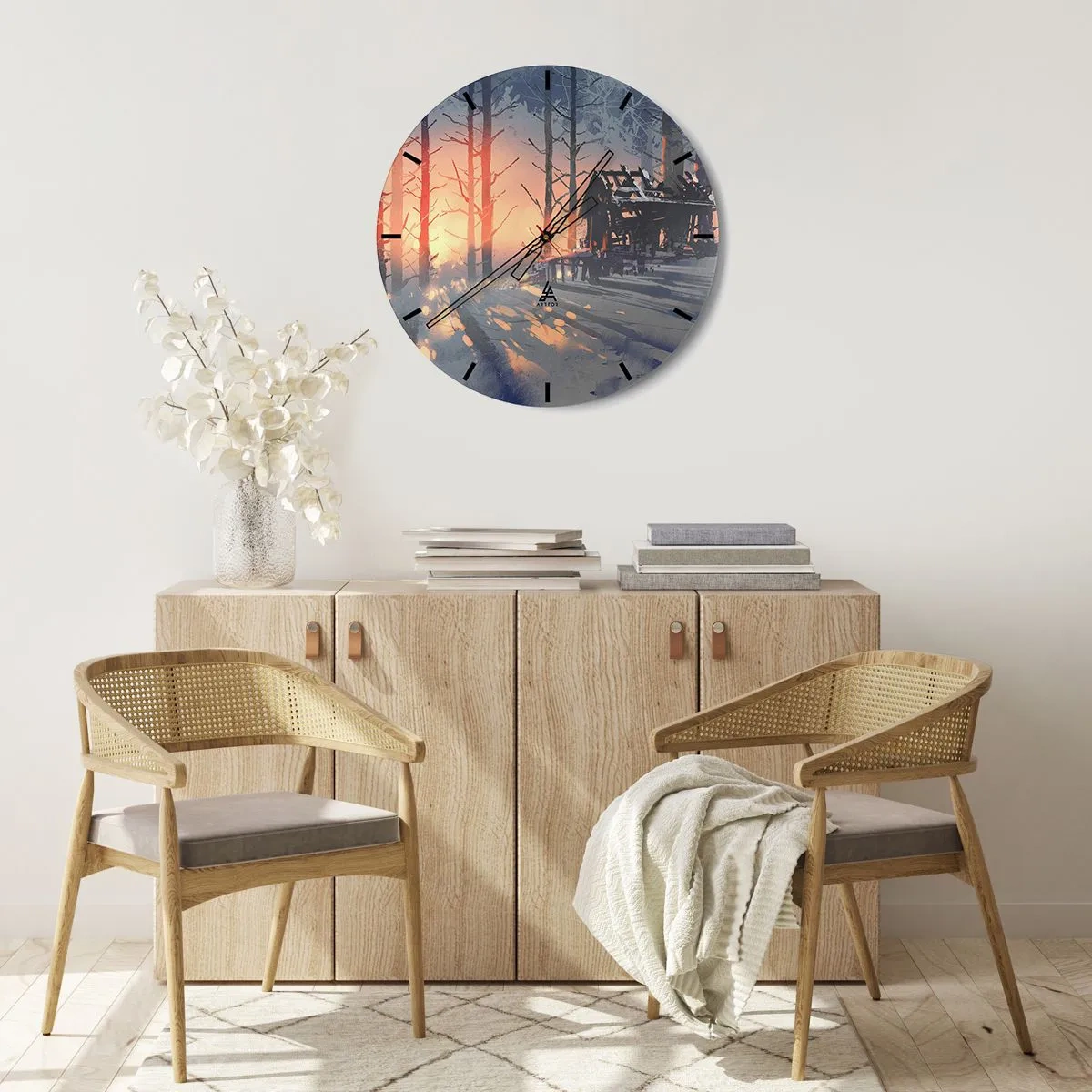 Väggklocka - Klocka på glas - En stuga i skogen upplyst av solnedgångens strålar - 30x30cm - det är bara solen som tittar in här - Modern väggdekoration för vardagsrum, kök och sovrum ARTTOR