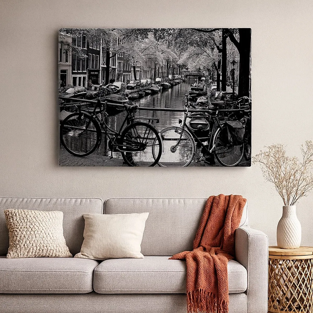 Canvastavla - Bild på duk - Kanal med cyklar i svartvitt fotografi - 70x50cm - Mycket holländsk vy - Modern väggdekoration för vardagsrum och sovrum ARTTOR