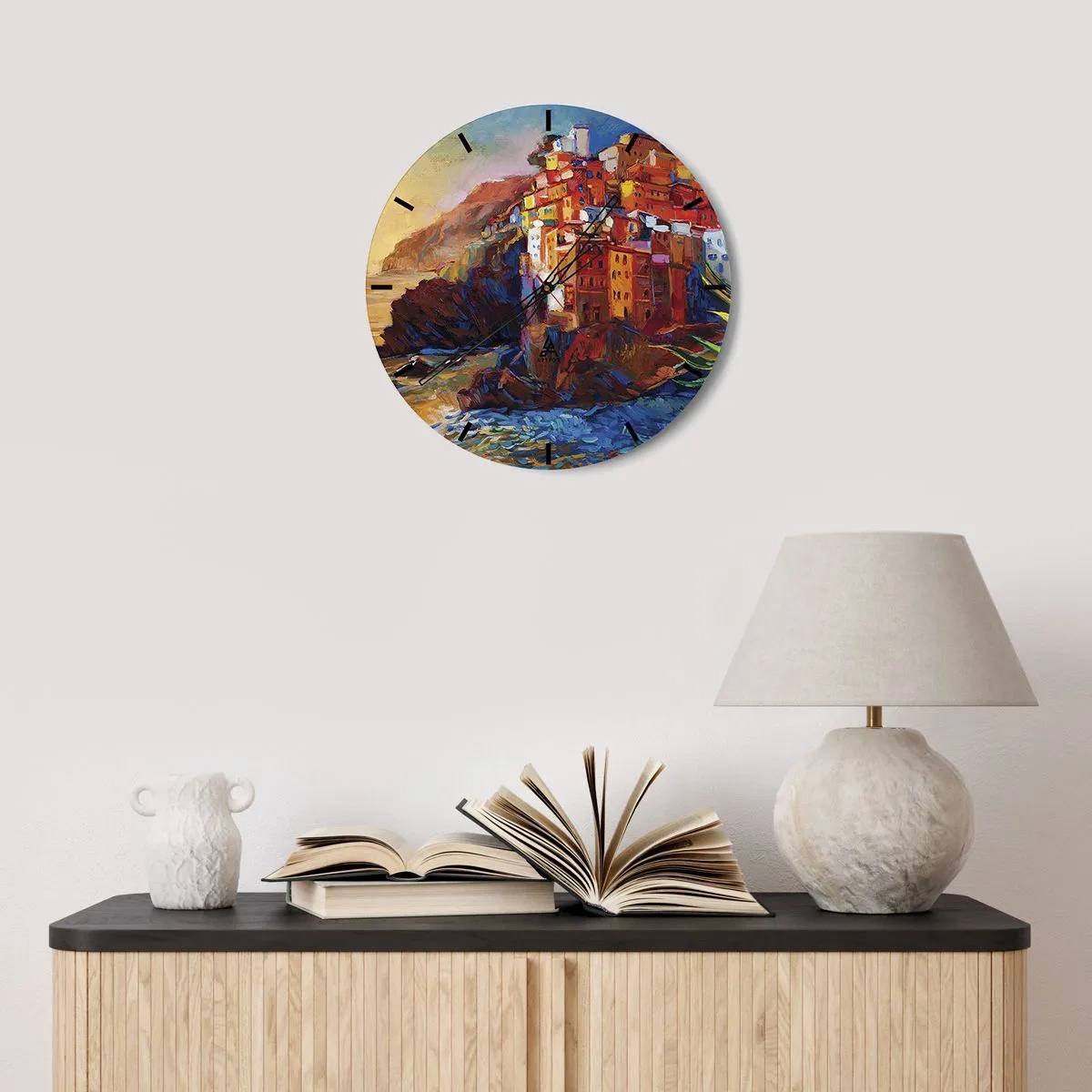 Väggklocka - Klocka på glas - En pittoresk by vid en klippig kust - 30x30cm - Italiensk stämning - Modern väggdekoration för vardagsrum, kök och sovrum ARTTOR