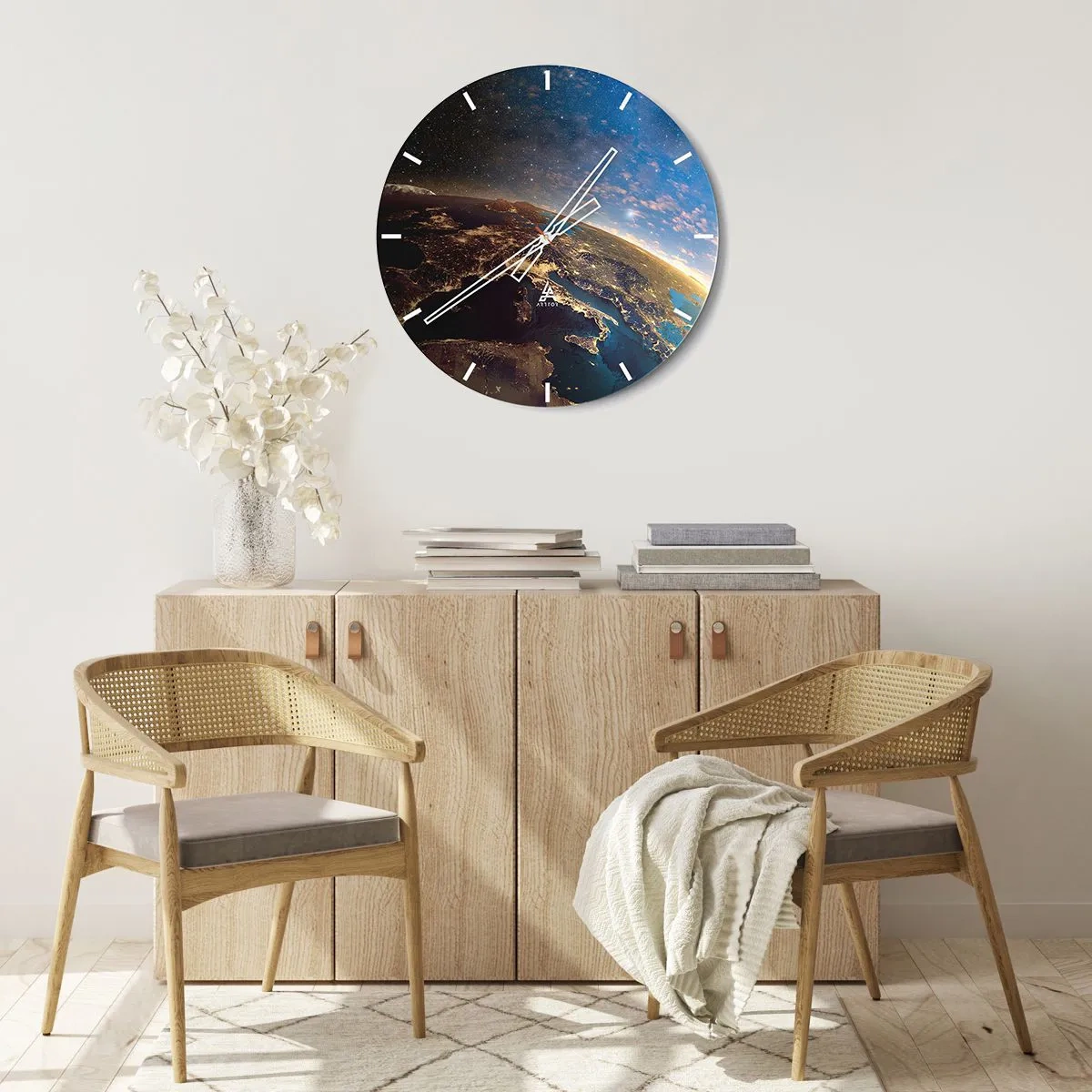 Väggklocka - Klocka på glas - Vy över jorden från rymden med upplysta kontinenter - 30x30cm - Låt oss titta på varandra på avstånd - Modern väggdekoration för vardagsrum, kök och sovrum ARTTOR