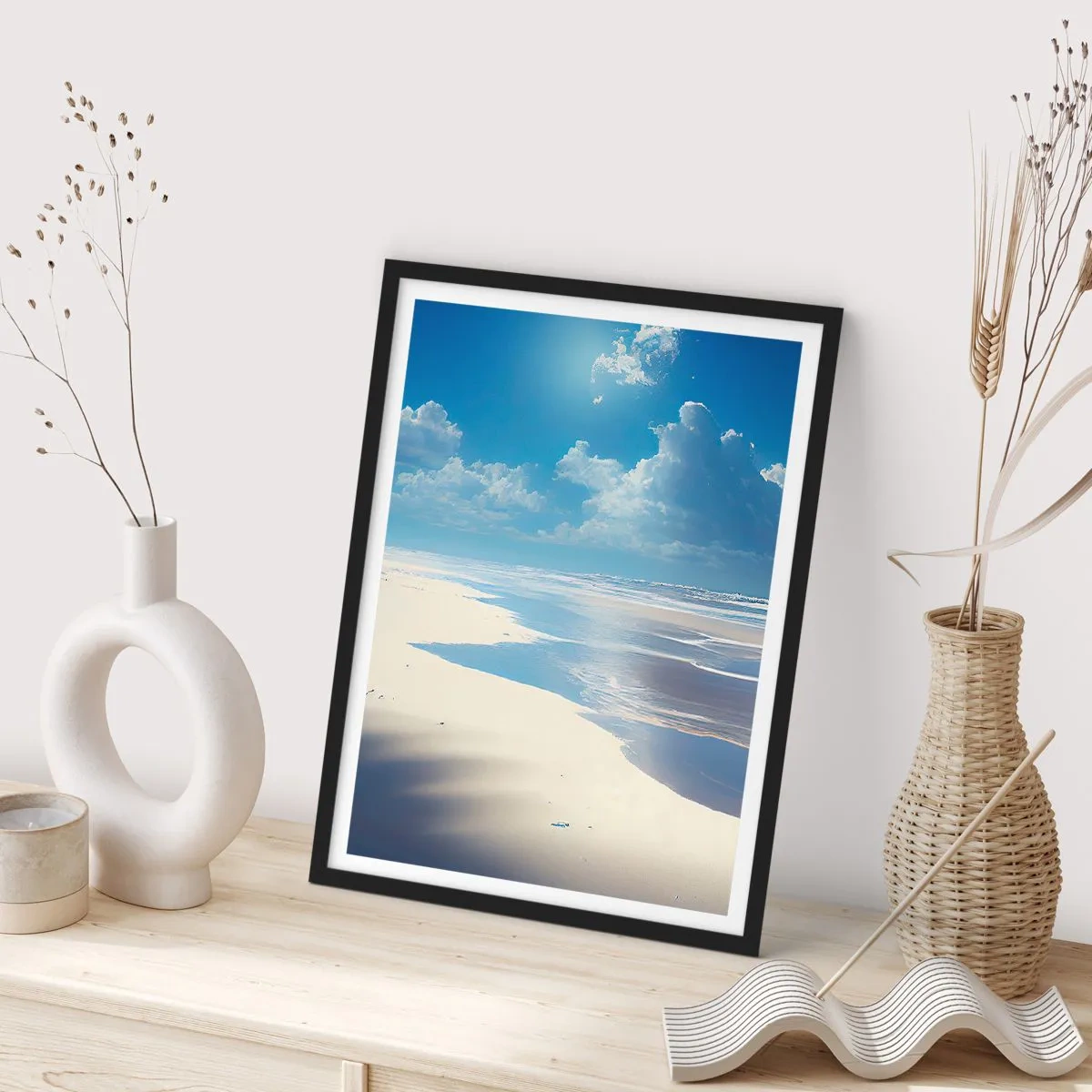 Affisch i svart ram - En solig strand med himlen som speglas i vattnet - 50x70cm - Semester i paradiset - Modern väggdekoration för vardagsrum och sovrum ARTTOR
