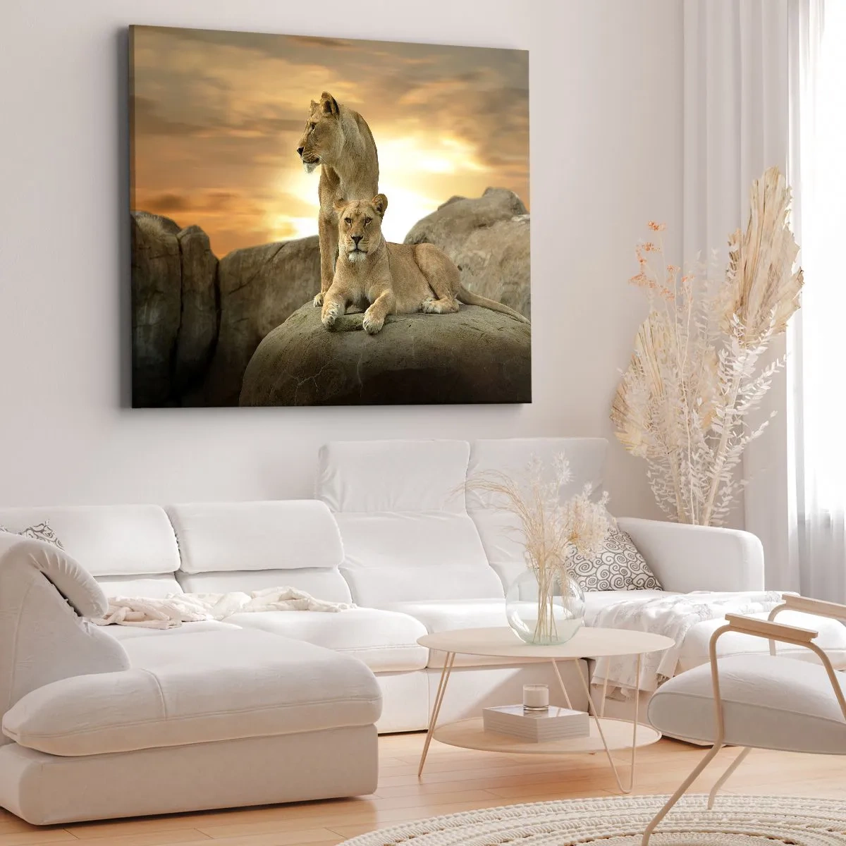 Canvastavla - Bild på duk - Två lejoninnor som vilar på en klippa under solnedgången - 70x50cm - Kungligt majestät - Modern väggdekoration för vardagsrum och sovrum ARTTOR