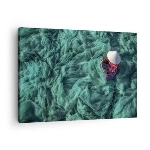 Canvastavla - Bild på duk - En person med hatt bland gröna fisknät - 70x50cm - I nätens hav - Modern väggdekoration för vardagsrum och sovrum ARTTOR
