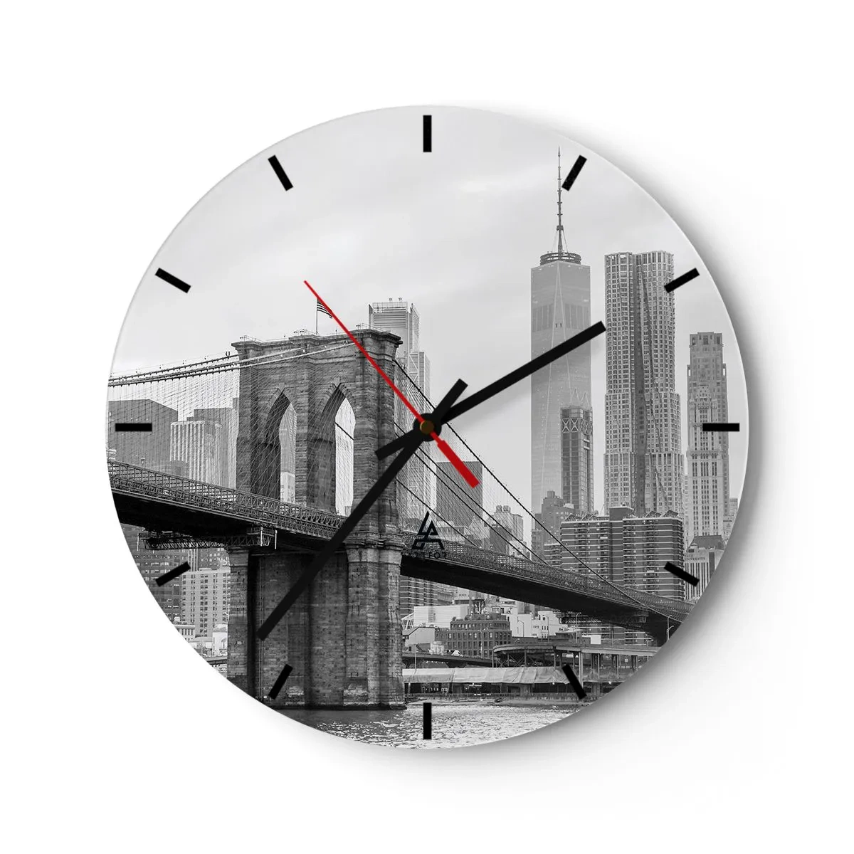 Väggklocka - Klocka på glas - Brooklynbron mot stadens silhuett i svartvitt - 30x30cm - New York stämning - Modern väggdekoration för vardagsrum, kök och sovrum ARTTOR