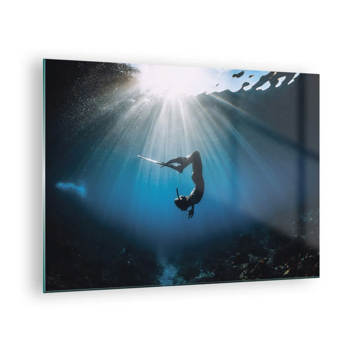 Glastavla - Bild på glas - En dykare som rör sig under vattnet i ljusets strålar - 70x50cm - Undervattendans - Modern väggdekoration för vardagsrum och sovrum ARTTOR
